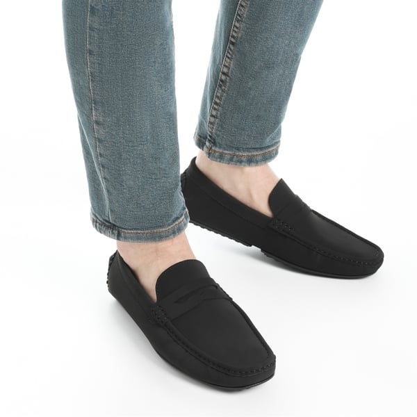 Back view of male teenager wears sneakers shoes and blue jeans legs.  Concept, fashion, lifestyle. Comfortable footwears and costumes for going  out, journey or traveling. cool casual fashion for teens 26385324 Stock